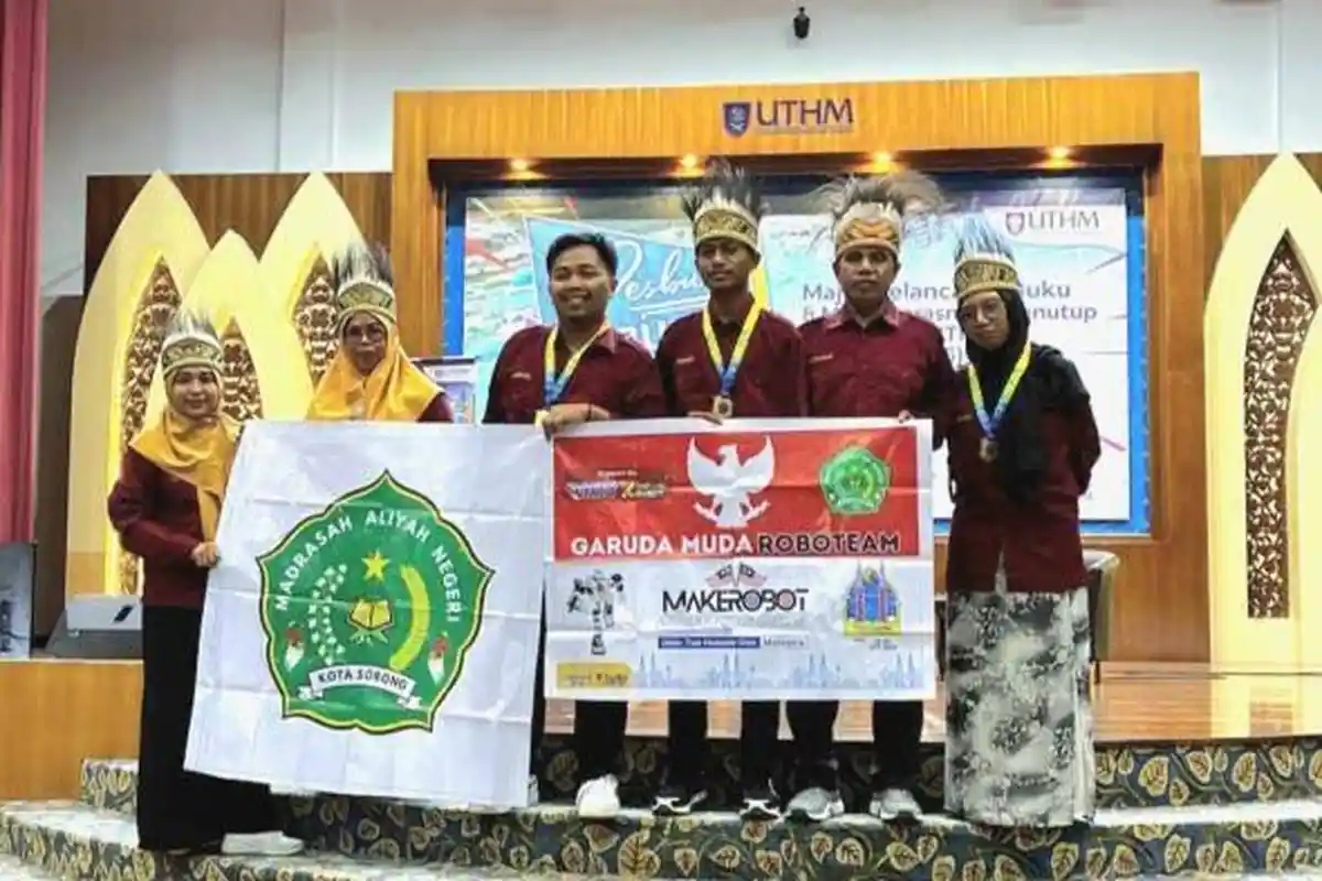 Bangga! Dua Pelajar MAN Kota Sorong Borong Medali Emas di Kompetisi Robotik ASEAN di Malaysia