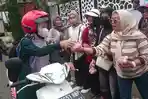 Para-peternak-rakyat-membagikan-telur-gratis-kepada-pengguna-di-Tulungagung-Sabtu-1652026.jpg