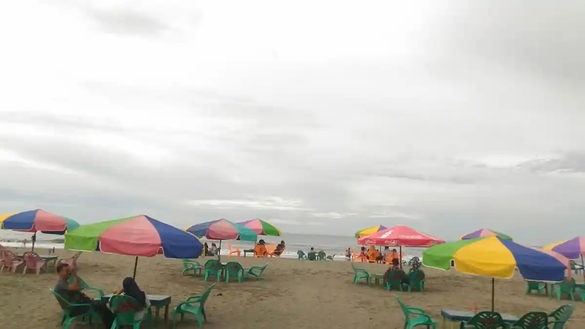 Warna Warni Pantai Alun Alun Sigli, Buat Kamu yang Hobi Selfie