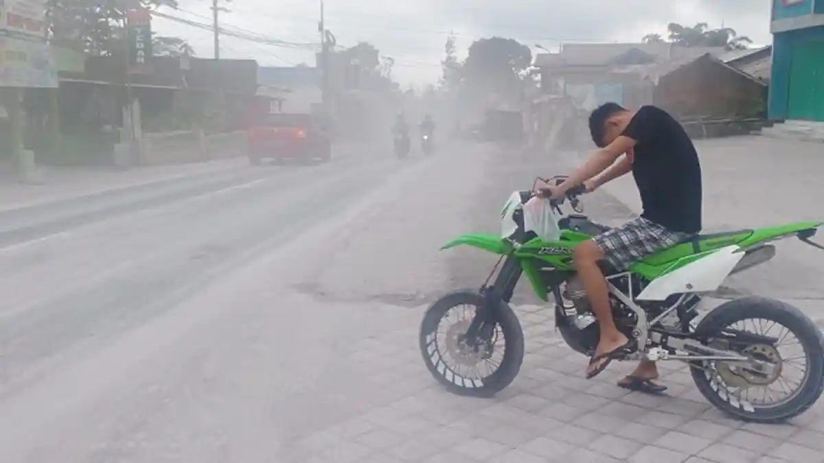 Imbas Merapi Bergemuruh, Stabelan Boyolali Diguyur Hujan Abu Vulkanik, Tapi Warga Tidak Mengungsi