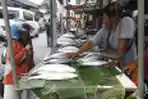 Pedagang Bandeng Imlek Rawa Belong Mulai Diserbu Konsumen