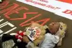 Ibadah di Depan Istana
