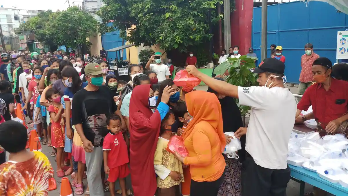 VIDEO: Warga Antre untuk Dapat Buka Puasa Gratis di Sunter