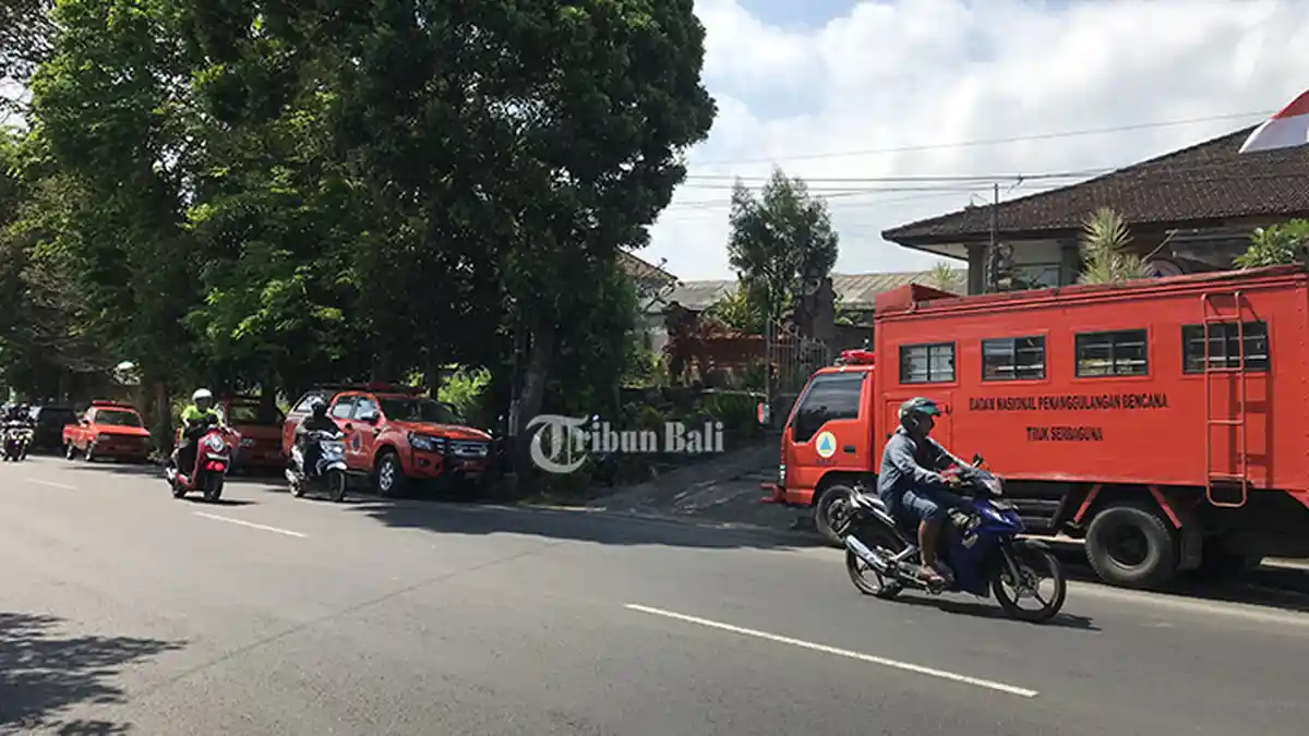Kantor BPBD Tabanan Tidak Punya Lahan Parkir, Kendaraan Operasional Parkir di Badan Jalan