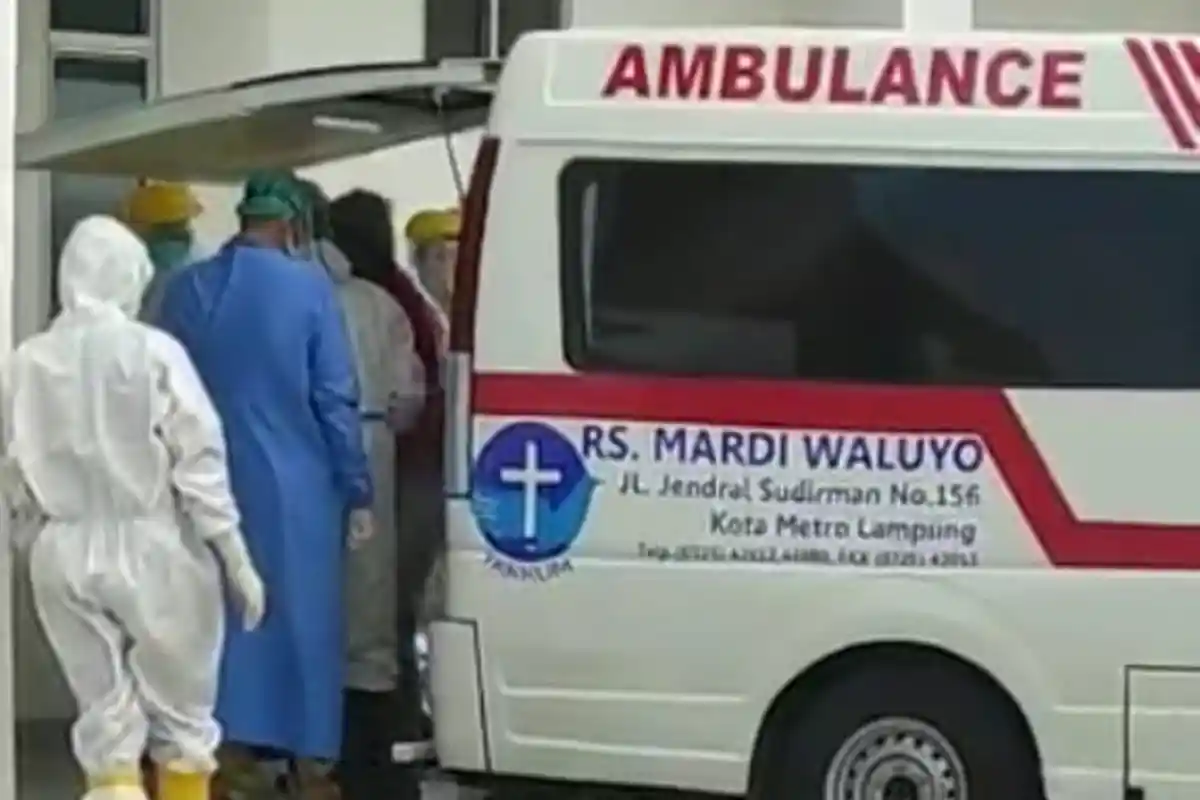 BREAKING NEWS Naik Ambulans, Bupati Lampung Tengah Loekman Djoyosoemarto Masuk Ruang Isolasi RSUD