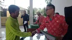 Penyerahan-SK-Petugas-Kebersihan-di-Aula-Kantor-Dinas-Lingkungan-Hidup.jpg