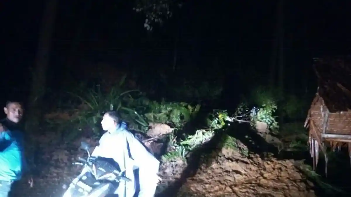 BREAKING NEWS - Hujan Lebat, Longsor Timbun Jalan Meulaboh-Tutut