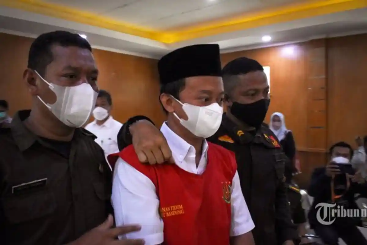 Herry Wirawan Pemerkosa 13 Santriwati di Bandung Akhirnya Divonis Mati