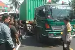Truk Kontainer Tak Kuat Menanjak di Jalur Blitar-Malang Lalu Hantam Bus Bagong