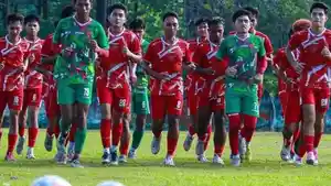 Tim-sepakbola-PON-Riau-menjalani-latihan.jpg