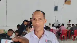 Anggota-Bawaslu-Kabupaten-Malaka-Hilarius-Bria-Suri-sedang-melakukan-pengawasan-d.jpg