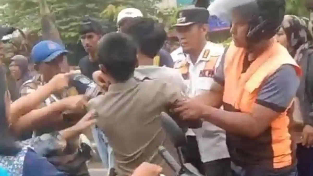 Viral Pedagang Melawan Anggota Satpol PP, Gegara Diingatkan Jualan sudah Lewat  Waktu