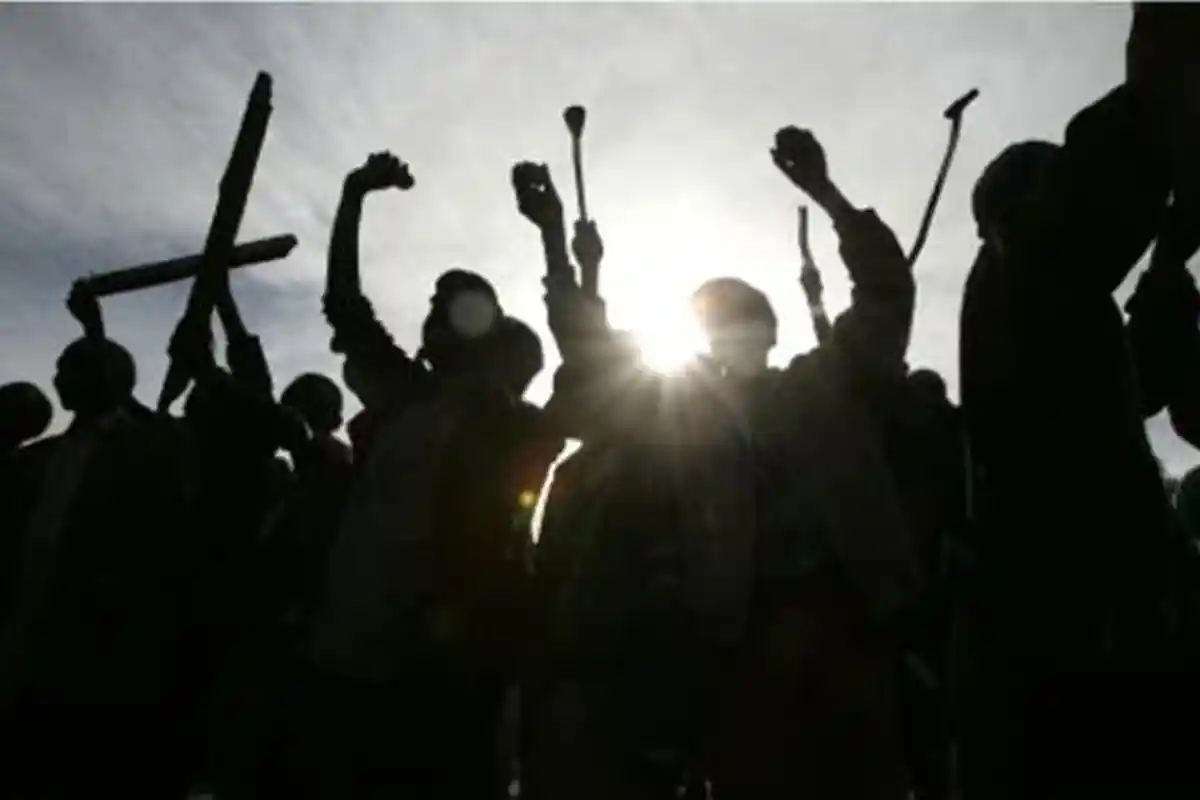 Nasib Apes Pemuda di Surabaya Terjebak di 2 Kelompok Tawuran, Nyungsep ke Aspal lalu Dirampok