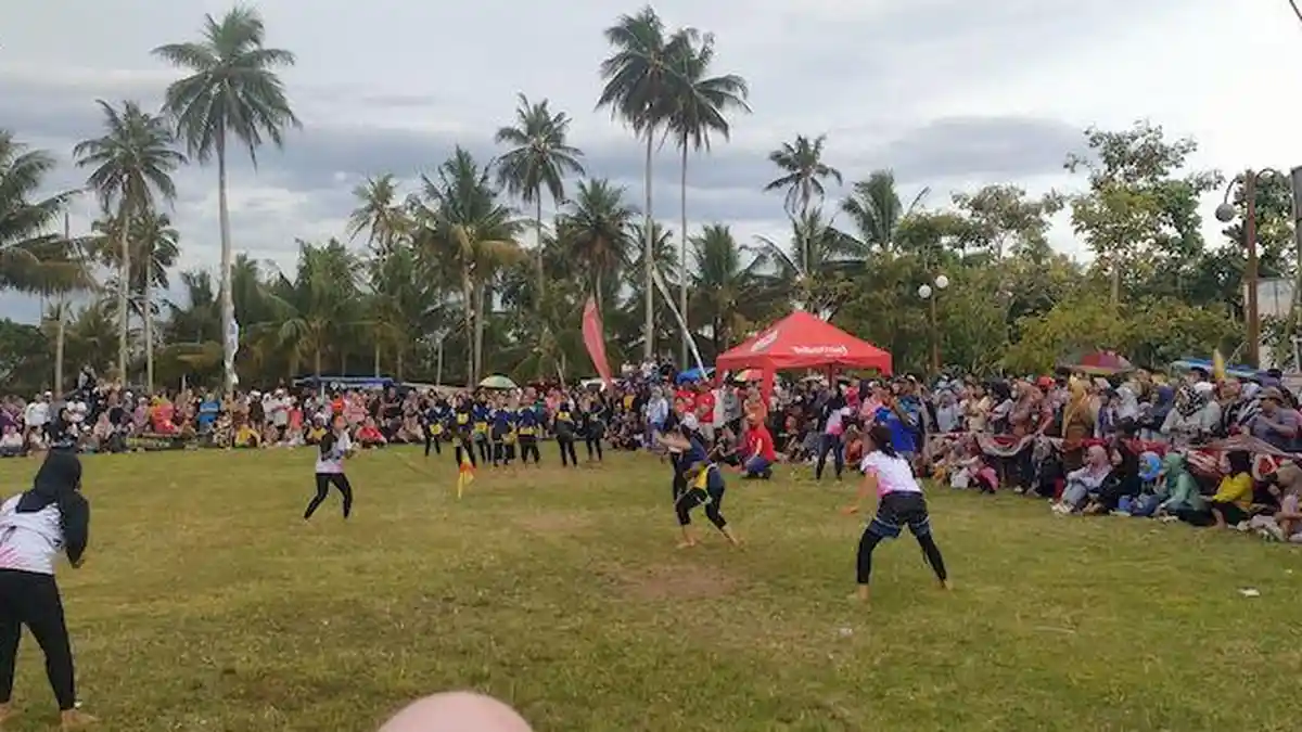 Permainan Bola Kasti Kembali Ramai Dimainkan Oleh Orang-orang Dewasa di Pangandaran
