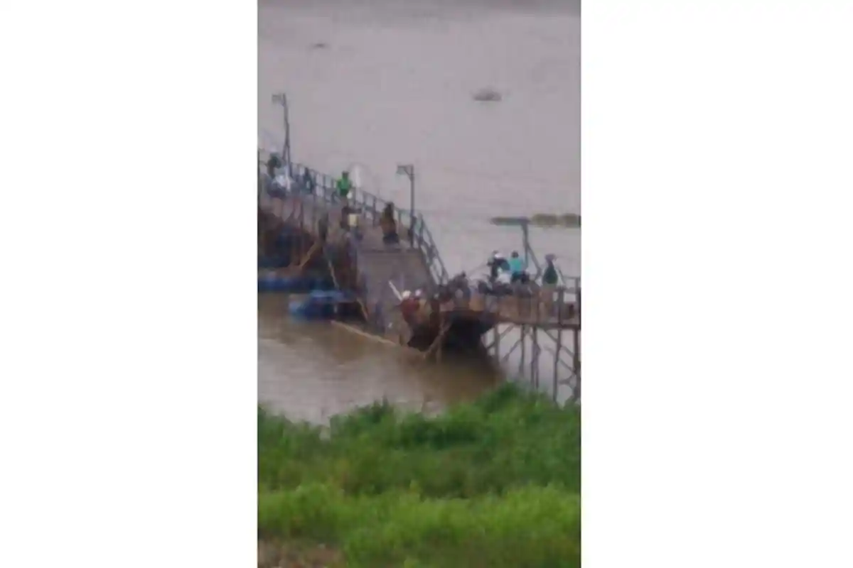 Foto Jembatan Jembalas yang Ambruk saat Dilintasi, Dibangun dengan Biaya Rp 1 Miliar