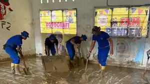 Korpolairud-Baharkam-Polri-Bersihkan-Sekolah-Terdampak-Lumpur-di-Padang-Pariaman.jpg