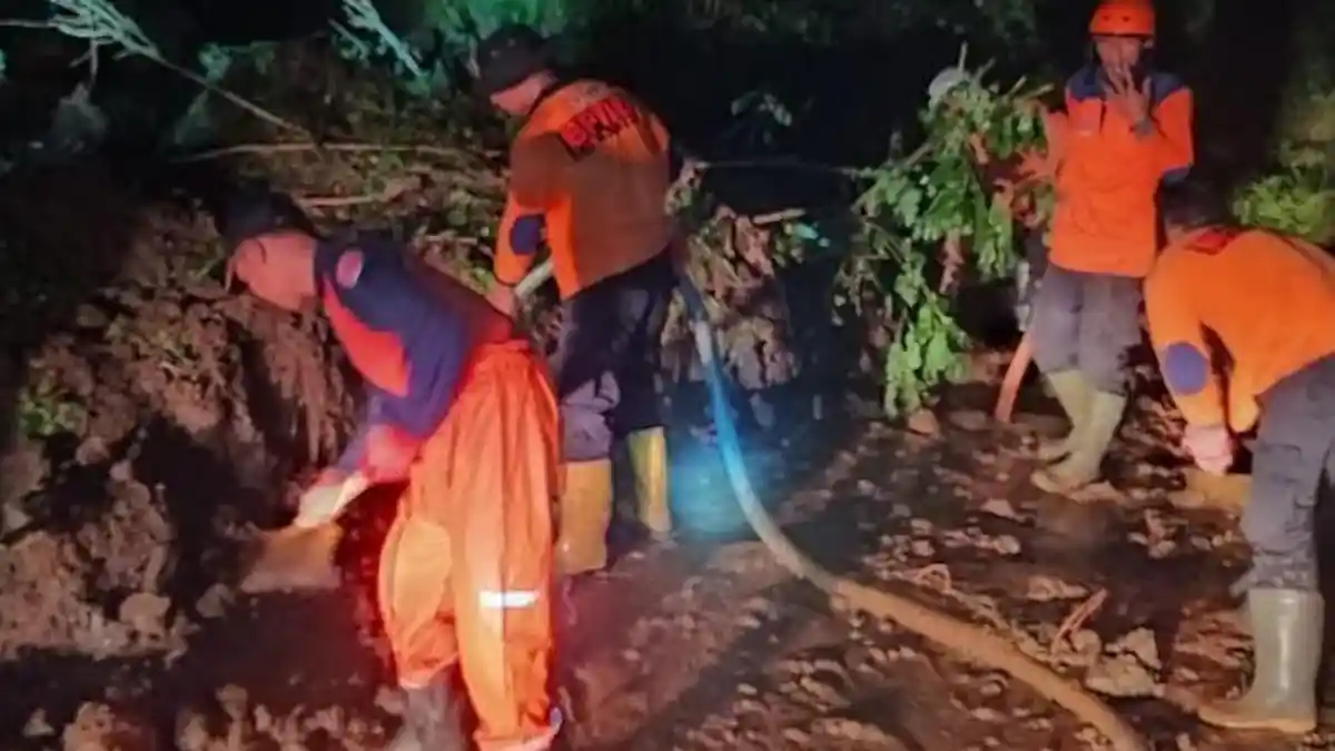 Tebing Setinggi 5 Meter di Doko Blitar Longsor, Sempat Tutup Akses Jala