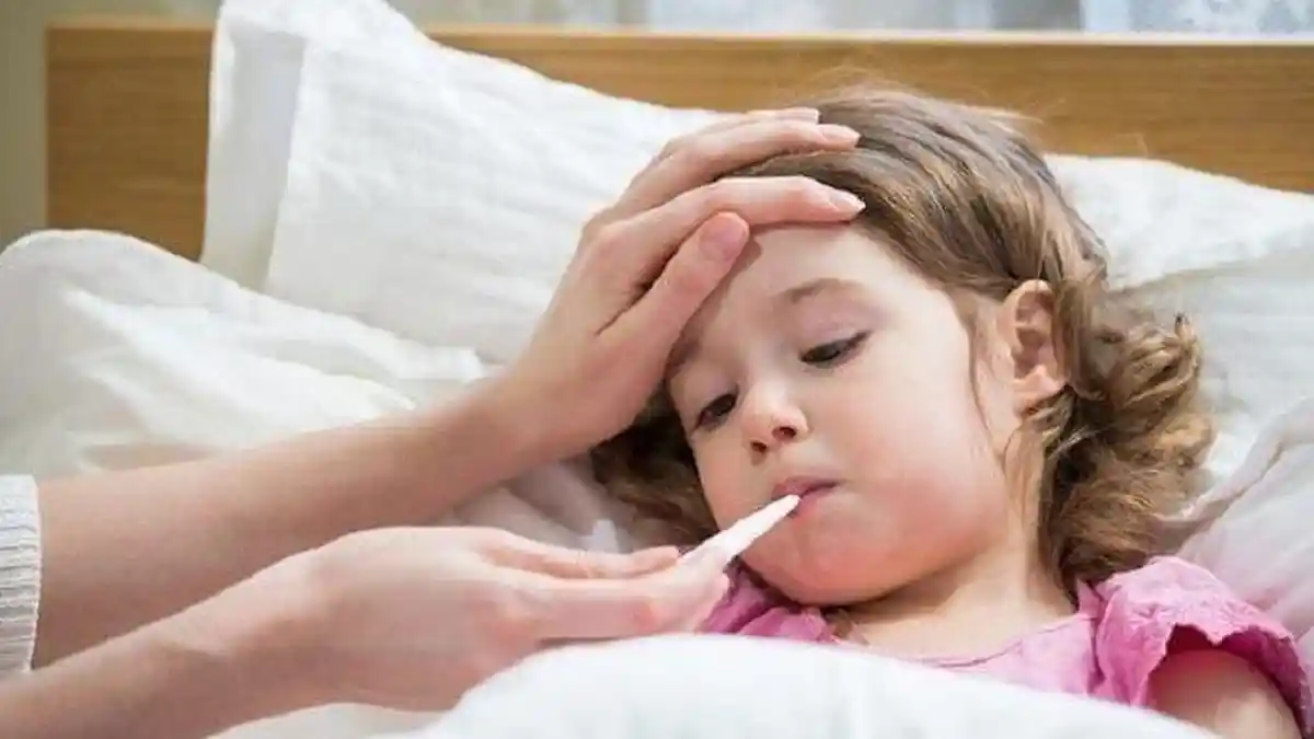 Simak 8 Obat Demam Alami: Banyak Minum Air Putih hingga Konsumsi Vitamin C