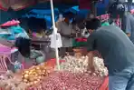 Tampak-Supian-salah-satu-pedagang-bawang.jpg