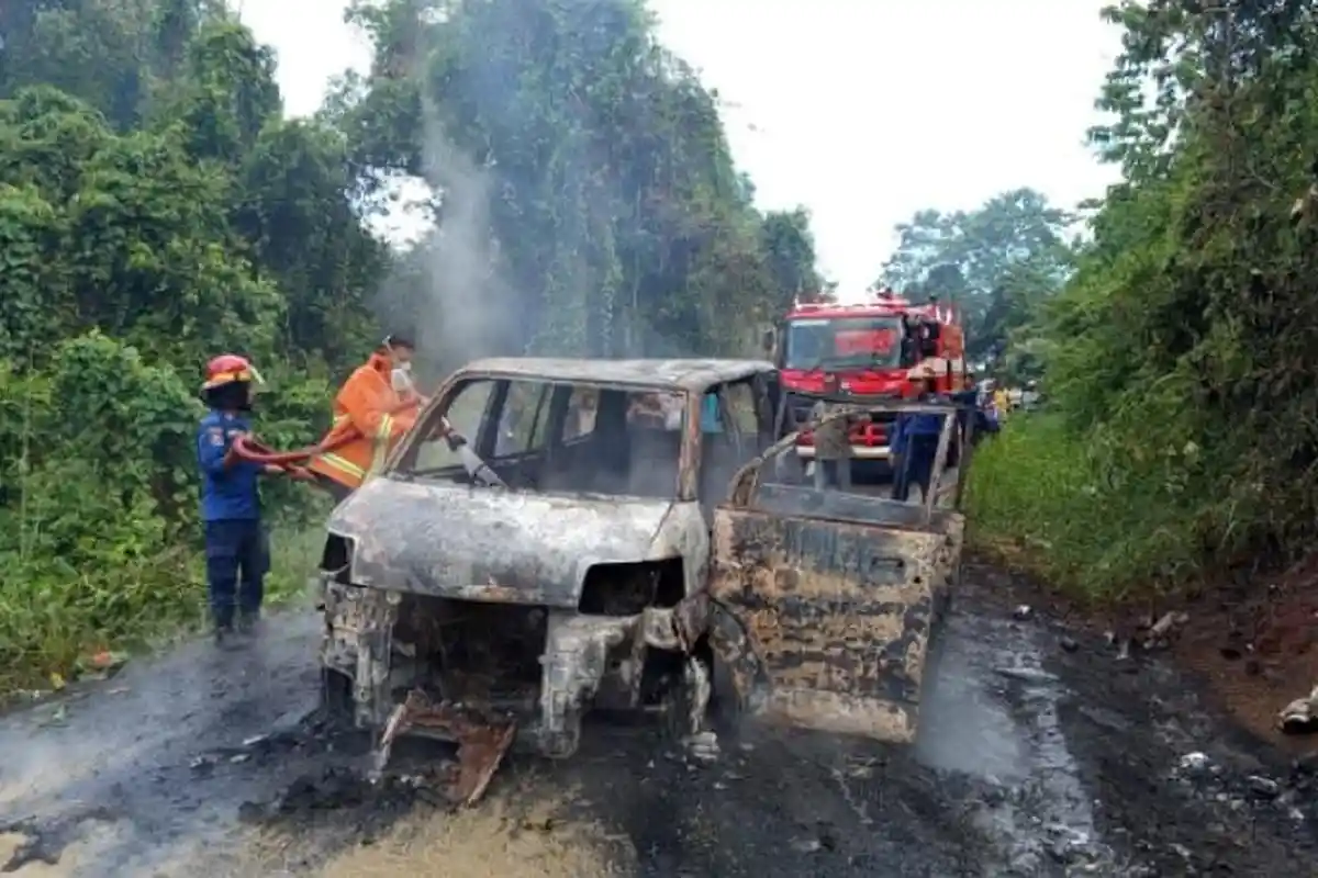 Kata Saksi Mata soal Mobil Terbakar di Jalan Konggoasa Kendari, Sebut Api Bersumber dari Mesin