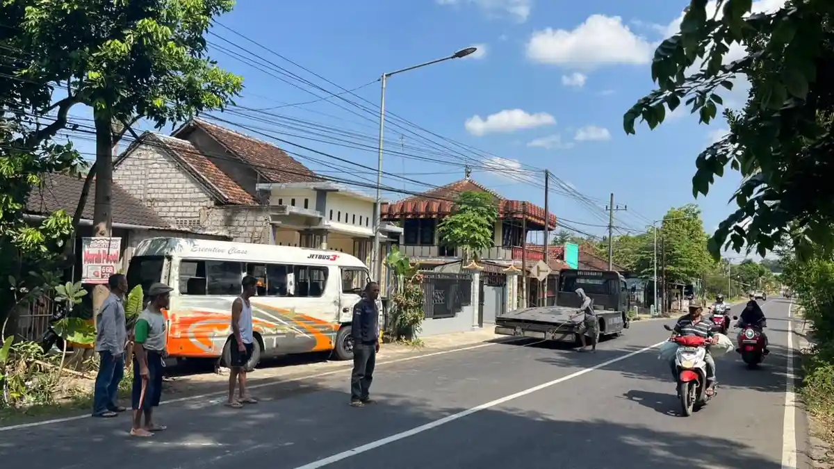 Elf Rombongan Wisata Melaju Kencang Kecelakaan di Kediri, Belasan Penumpang Terluka