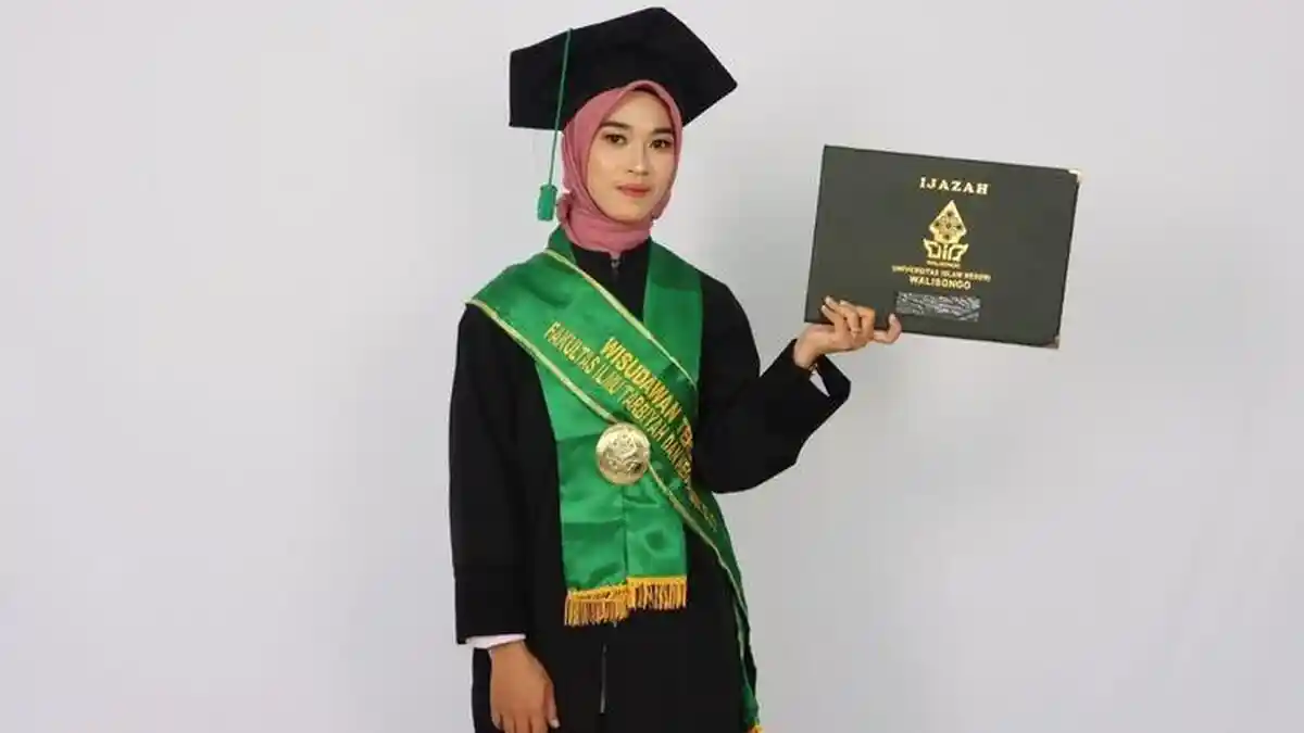 Nilal Muna Lulusan Terbaik UIN Walisongo Semarang: Bangga Angkat Derajat Ayah yang Cuma Sopir Angkot