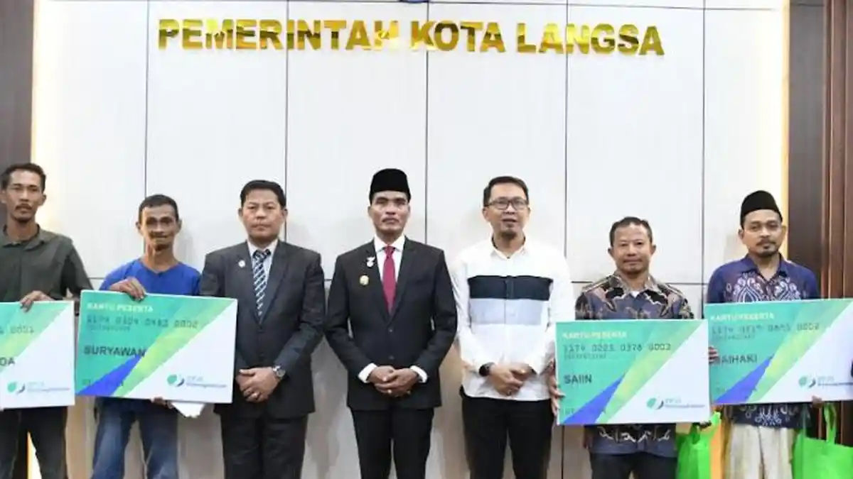 Pekerja Rentan di Kota Langsa Terima Kartu BPJS Ketenagakerjaan