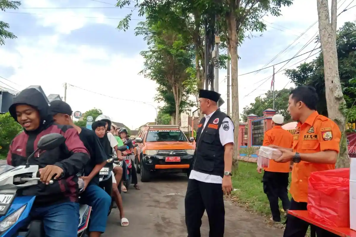 BPBD Jember Sosialisasi Bencana Hidrometeorologi ke Masyarakat Sambil Bagi Takjil