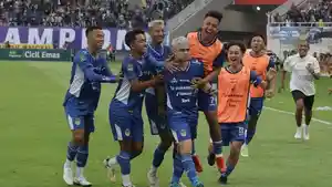 Pemain-PSIM-Yogyakarta-merayakan-gol-Rafinha.jpg
