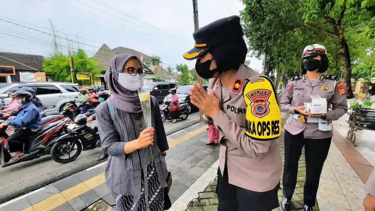 Hari Kartini, Polwan Polres Gunungkidul Bagikan Bunga Hingga Sembako Pada Perempuan