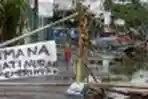 Warga Tutup Jalan Syekh Yusuf Yang Tergenang Air