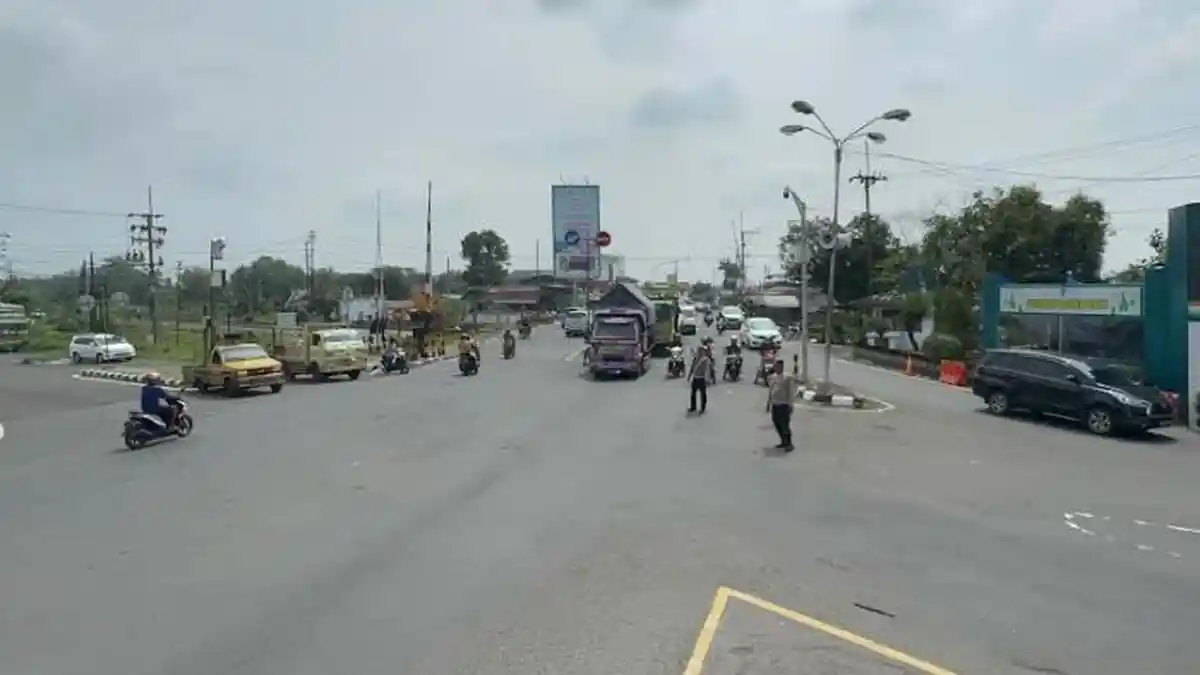 Pantauan Arus Mudik H-5 Lebaran 2025 di Simpang Tiga Mengkreng Kediri