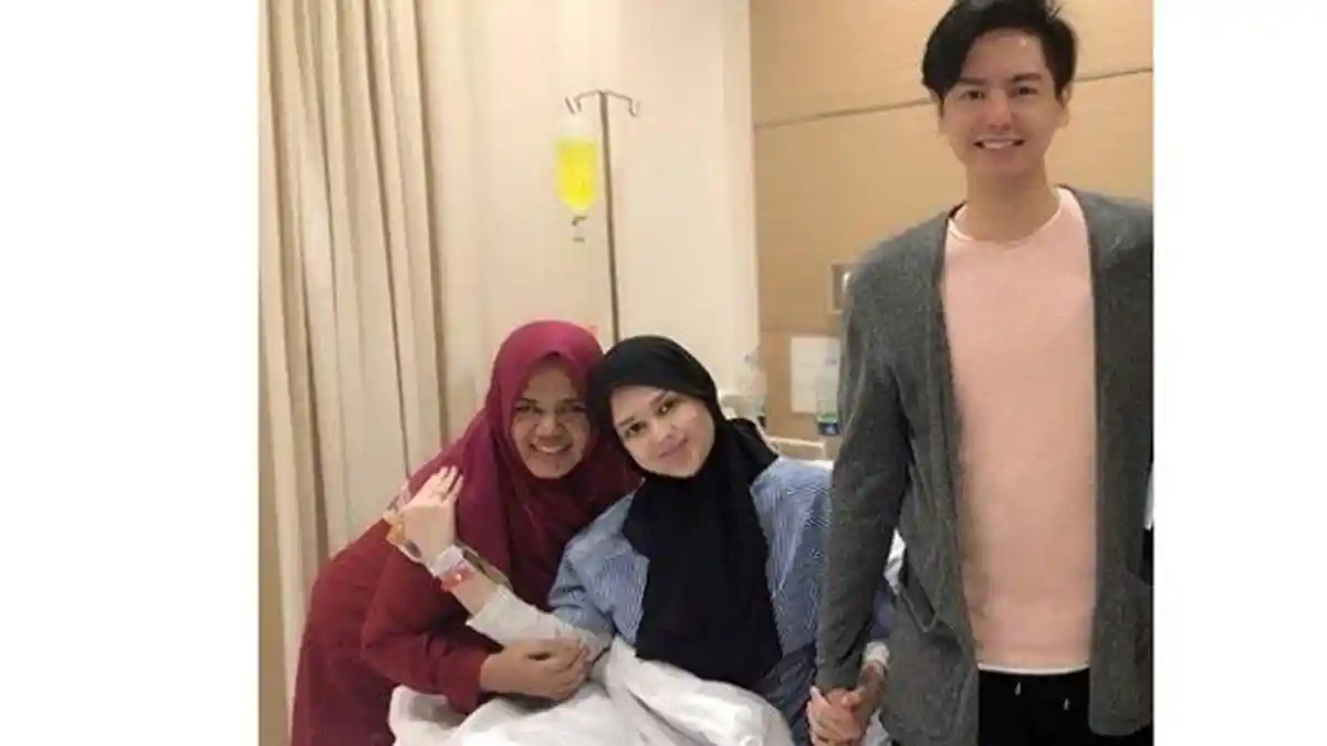 Ibunda Cut Meyriska Bawakan Mangga Saat Istri Roger Danuarta Dirawat di Rumah Sakit, Hamil?