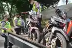 anggota-Polres-Minut-mengangkat-kendaraan-yang-ditilang-keatas-mobilhfgjhfgjfg.jpg