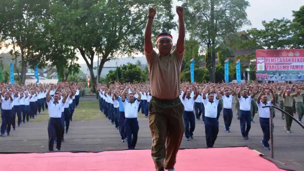 Pemecahan Rekor MURI, 4.320 Orang Senam Gemu Famire di Lapangan Korem 043 Gatam