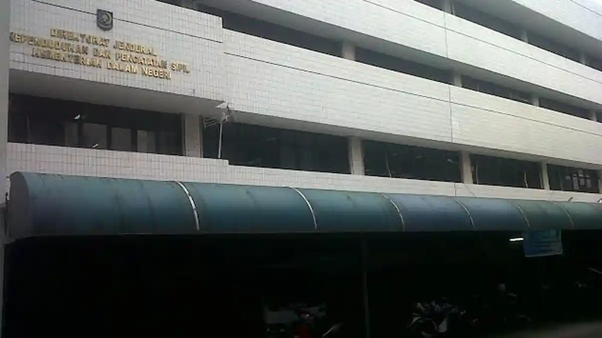KPK Sita Enam Kardus Dokumen dari Kantor Ditjen Dukcapil