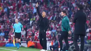 Pelatih-asal-Spanyol-Luis-Enrique-dalam-pertandingan-leg-pertama-semifinal-Liga-Champions-20242025.jpg