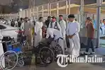Jemaah-haji-yang-butuh-kursi-roda-dan-jasa-pendorong-kursi-roda-untuk-beribadah-di-Masjidil-Haram.jpg