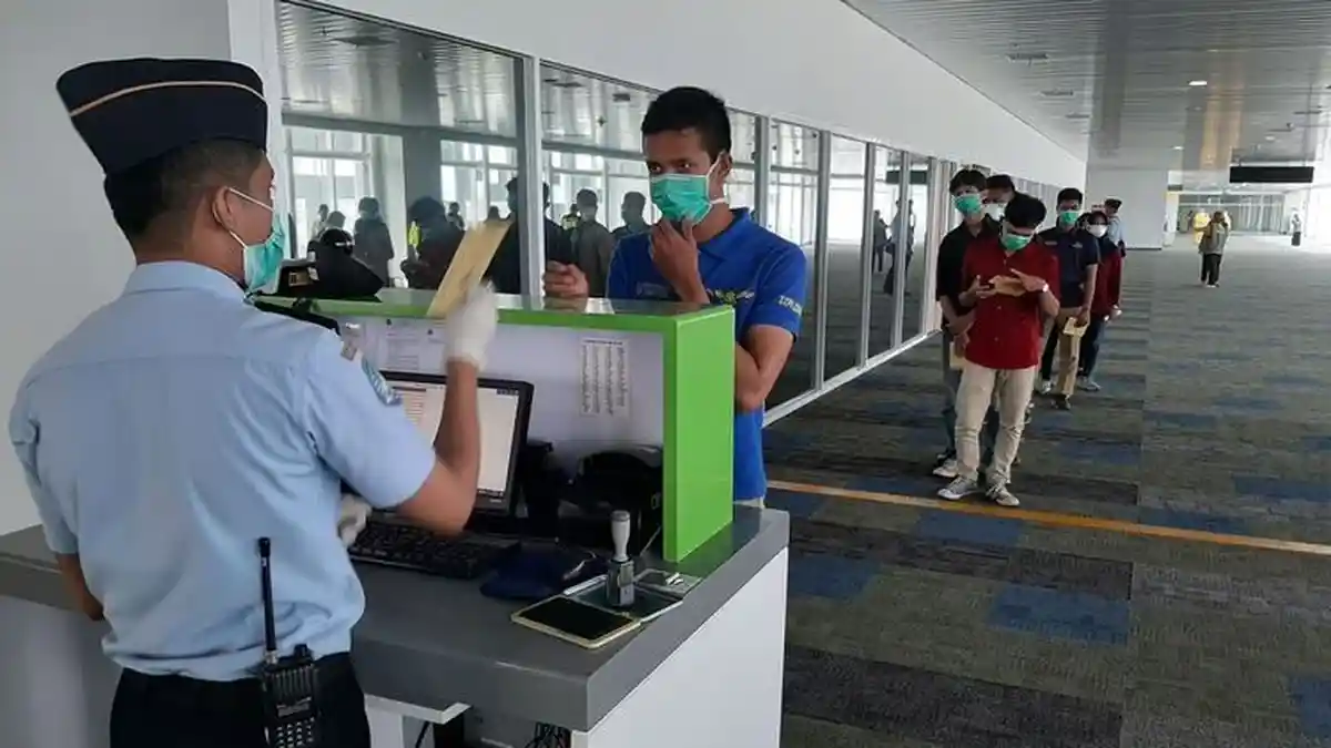Naik Pesawat Kini Cukup Bawa Tes Antigen, Tapi Harus Sudah Vaksin Tahap 2