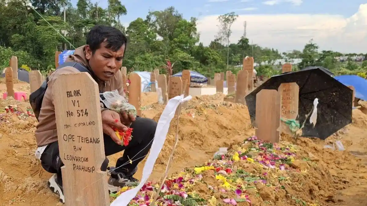 Taburan Bunga Penuhi Makam Korban Kecelakaan Maut di Tiban Batam