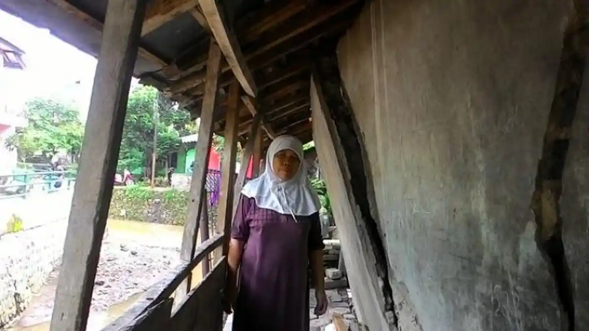 Rumah Kecil Nyaris Roboh ke Sungai Dihuni 9 Orang