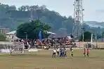 Momen-pengawas-pertandingan-mencari-titik-putih-tendangan-penalti-dalam-laga-Nirwana-04.jpg