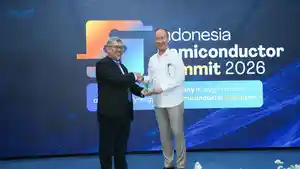 Menperin-dan-Chairman-ICDEC-Prof-Trio-Adiono.jpg
