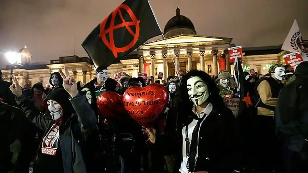 Demonstran Bertopeng  Tuntut Revolusi Pemerintahan Inggris