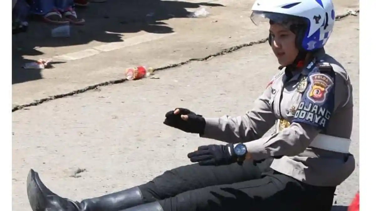 Polwan Cantik Terjatuh Saat Berdiri di Atas Moge, Bripda Monica Langsung Berdiri Kembali