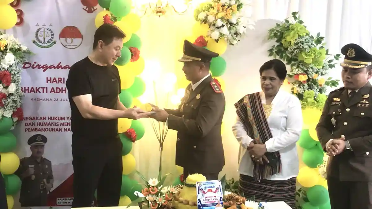 Hari Bhakti Adhyaksa Ke 63, Bupati Freddy Thie Beri Surprise Kejari Kaimana 