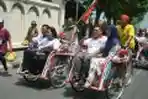 Anas dan Pasek Naik becak ke Makam Bung Karno