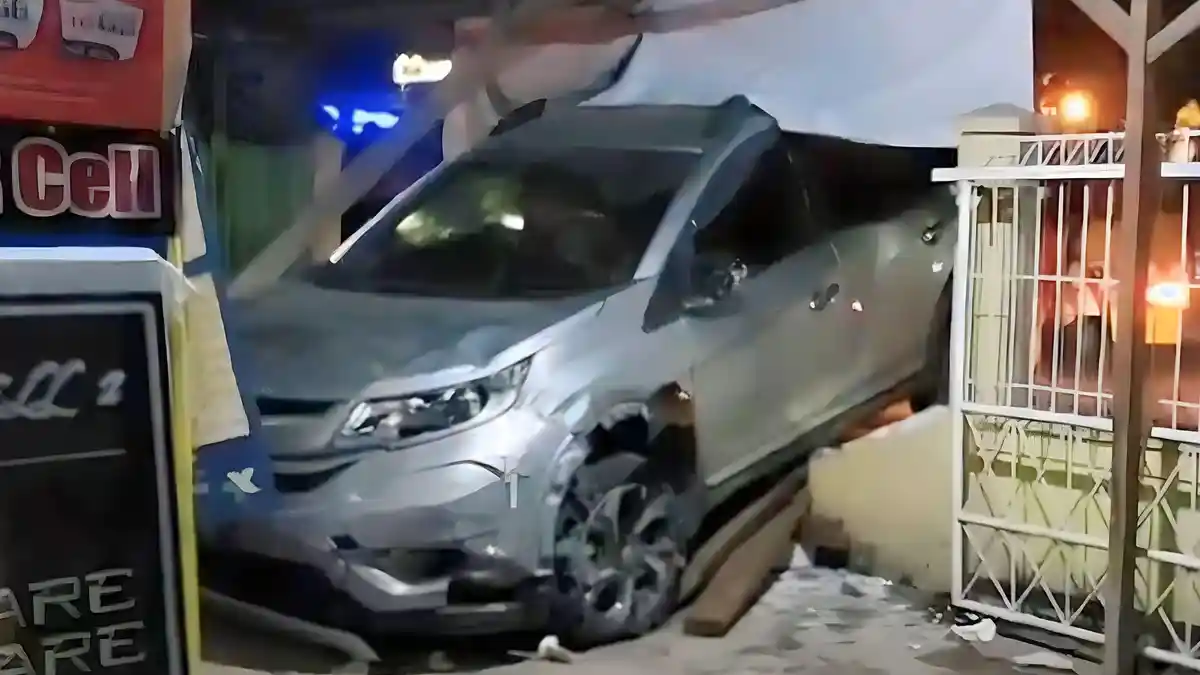 Sebelum Tabrak Rumah Mobil Honda yang Dikendarai Pria Mabuk Juga Tabrak Mobil