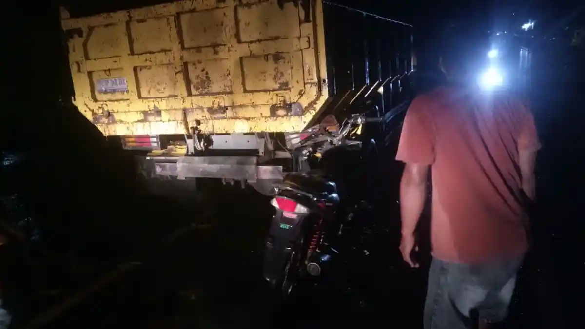 Pengendara Sepeda Motor Seruduk Antrian Truk di Depan SPBU Lamahora Lewoleba