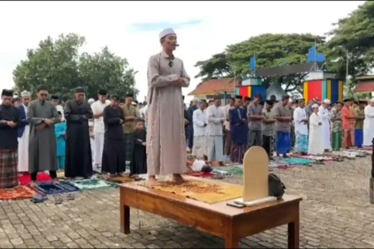 Viral TikTok, Imam Sholat Idul Fitri Sholat di Atas Meja, Warganet Heboh